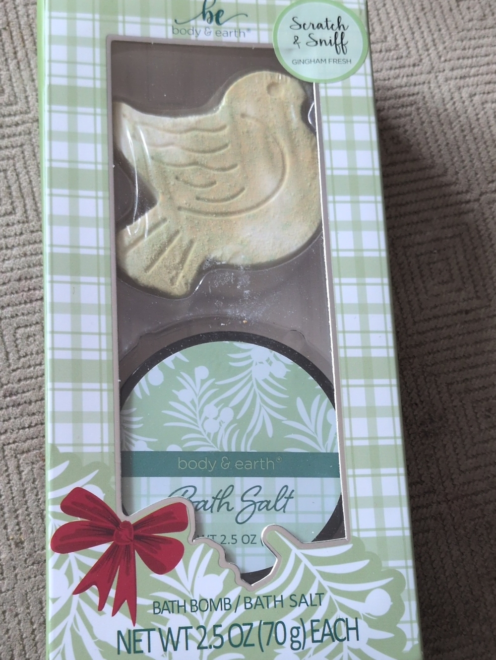 Body & Earth Gingham Fresh Bath Bomb & Bath Salt Set